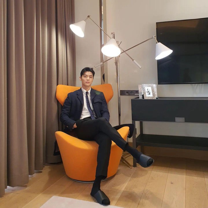 <p>Terbaru, Kang Min Hyuk sukses menuai banyak pujian berkat kembali bermain dalam drama <em>Celebrity.</em> Di sini, ia berperan sebagai seorang konglemerat bernama Han Jun Kyung. Dari potret transformasi yang Bubun bagikan, mana yang menjadi favorit Bunda? (Foto: Instagram @mr_kanggun)</p>