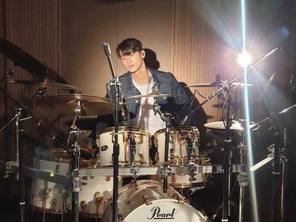 7 Potret Aksi Kang Min Hyuk 'Han Jun Kyung Celebrity' Saat Jadi Drummer CNBLUE