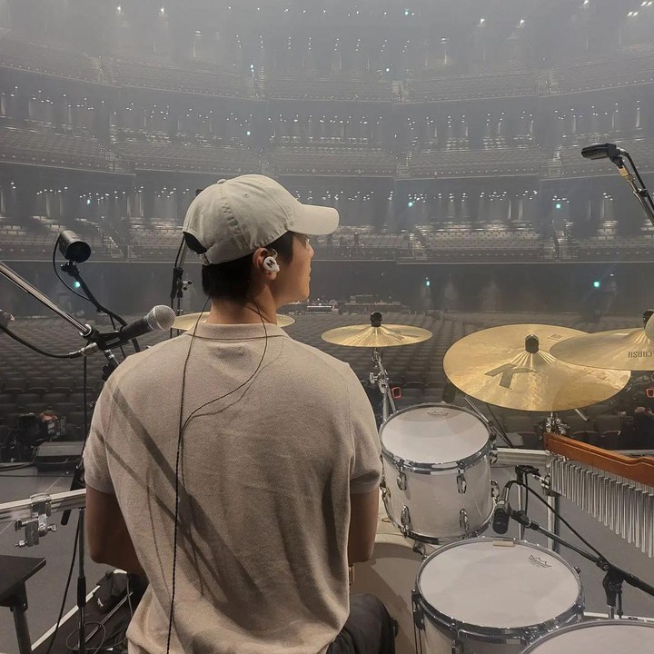 <p>Melalui media sosial Instagram CNBLUE, terdapat beberapa momen ketika sang idol sedang berada di balik drum. Dalam potret-potret tersebut, ia terlihat memiliki kharisma yang berbeda, ya? (Foto: Instagram @mr_kanggun dan @cnblue_official_jp)<br /><br /><br /></p>