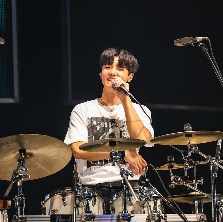 <p>Tak hanya soal penampilan fisik, Minhyuk juga dipuji karena kebolehannya saat memainkan drum, Bunda. "Aku sangat menyukai irama drumnya. Drummernya juga tampan dan imut," tutur @mi_r****. (Foto: Instagram @mr_kanggun dan @cnblue_official_jp)<br /><br /><br /></p>