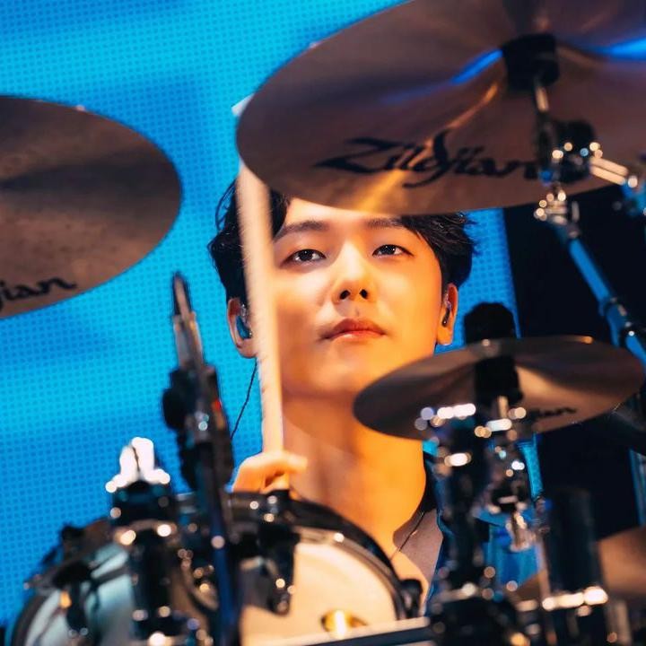 <p>Untuk diingat kembali, Kang Min Hyuk terjun ke dunia akting dalam drama <em>It's Okay, Daddy's Girl</em>. Sebelumnya, ia debut dalam band CNBLUE dan mengisi posisi sebagai drummer. (Foto: Instagram @mr_kanggun dan @cnblue_official_jp)<br /><br /><br /></p>