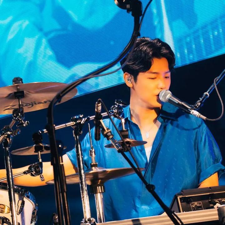 <p>Kang Min Hyuk saat ini menjadi perbincangan publik karena bermain dalam drakor <em>Celebrity.</em> Dalam serial ini, pria berusia 32 tahun berperan sebagai Han Jun Kyung. (Foto: Instagram @mr_kanggun dan @cnblue_official_jp)<br /><br /><br /></p>