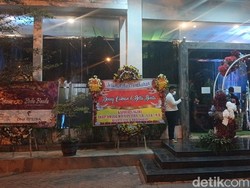 2 Karangan Bunga Hiasi Lokasi Akad Nikah Denny Caknan-Bella Bonita