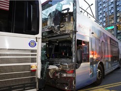 Bus Double Decker New York Tabrakan, Puluhan Turis dan Warga Terluka