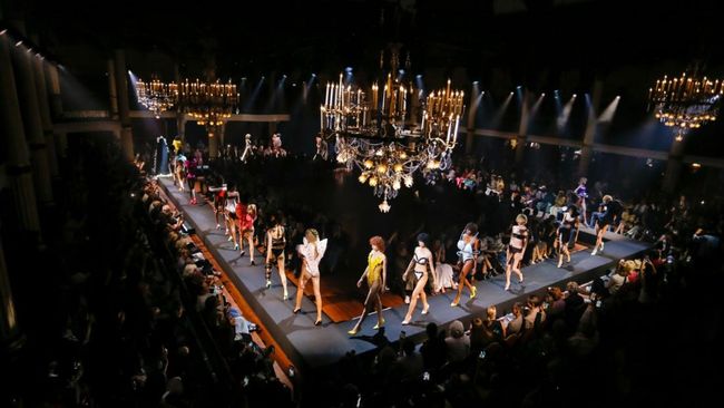 Meski sebagian besar terdiri dari bikini, namun koleksi Viktor & Rolf dalam Paris Couture Week kali ini memancarkan kesan glamor dan sureal tanpa batas.