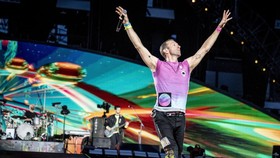 H-1 Konser Coldplay, Chris Martin Pamer Foto Nyeker di Jakarta