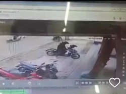 Viral, Maling Motor di Bekasi Dipergoki Korban hingga Todongkan Pistol