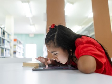 7 Kebiasaan Penyebab Mata Malas pada Anak, Salah Satunya Baca Terlalu Dekat