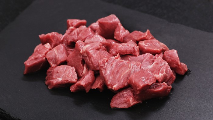 Ilustrasi potongan daging mentah.