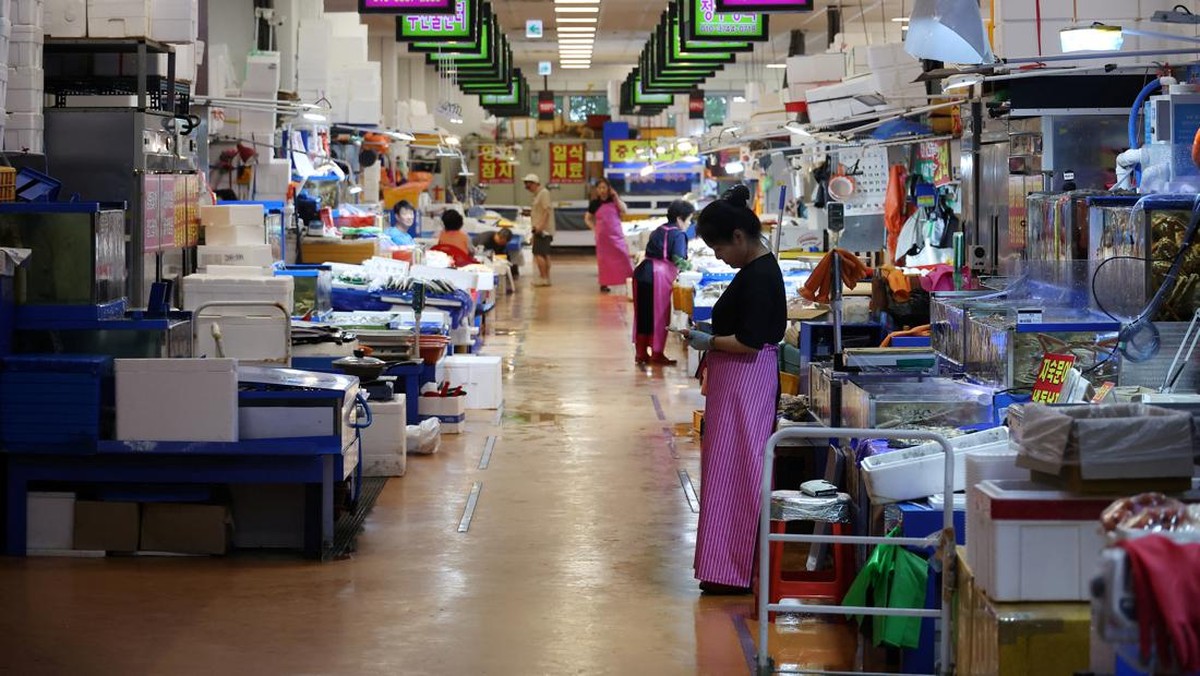 FOTO: Mengukur Radiasi Sea Food di Pasar Ikan Korea Selatan