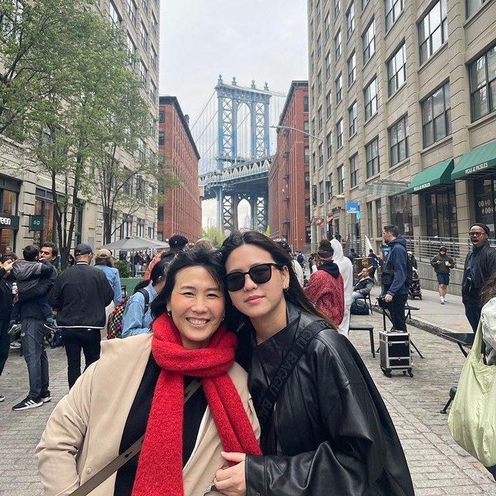 <p>Merantau ke luar negeri sejak 2021 lalu, Nathania Purnama kerap membuat sang Bunda rindu. Lewat media sosial, Veronica Tan mengunggah potret bersama putrinya. (Foto: Instagram @nata.zhong)</p>
