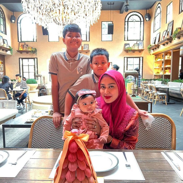 <p>Nuri yang kini tengah disibukkan dengan profesinya di dunia politik dan bisnis, tetap berusaha membagi dan menyediakan waktu bersama anak-anaknya. (Foto: Instagram@nurishaden)</p>
