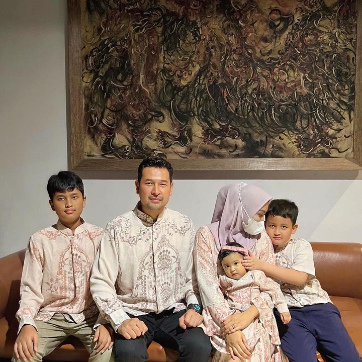 <p>Ketiga anak Nuri dan Hikmal memiliki jarak usia yang cukup jauh, Bunda. Anak pertama yang bernama Radef Rosulli Nasution kini menginjak usia 13 tahun, sementara anak keduanya yang bernama Razka Raffasya Bey Nasution berusia 7 tahun, dan terakhir adalah Rayna Nasution yang baru saja menginjak usia 1 tahun. (Foto: Instagram@nurishaden)</p>