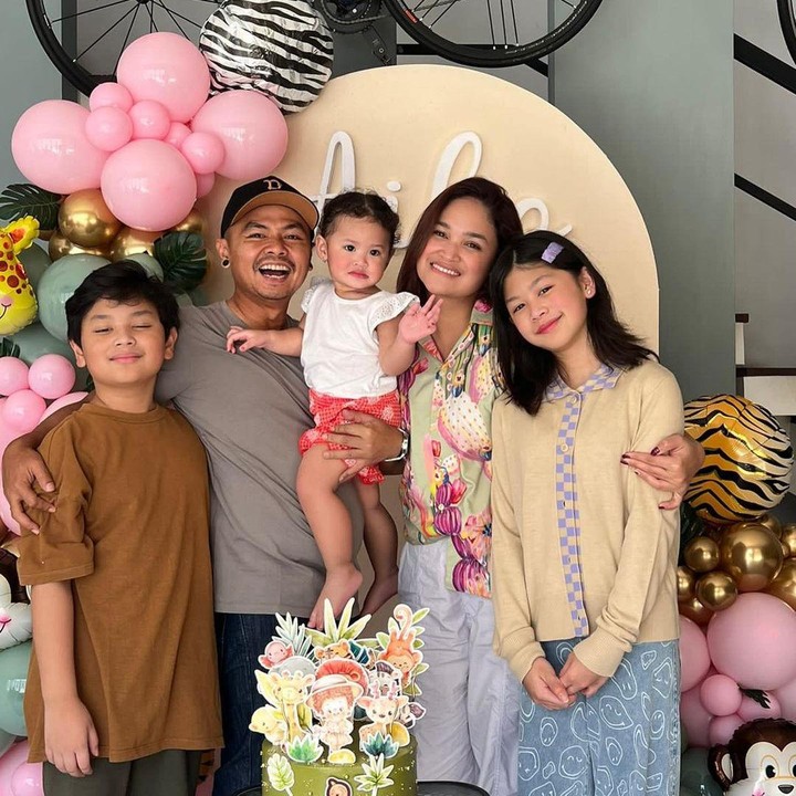<p>"Kenapa kok semua anaknya Bang Wendy pipinya merah merona semua gitu si. Lucu bangett gemesinn," ungkap seorang netizen. "Salfok pipi nya pink merona semua anaknya, Maasyaallah gemeshhhh," kata yang lainnya. (Foto: Instagram: @wendicagur)</p>