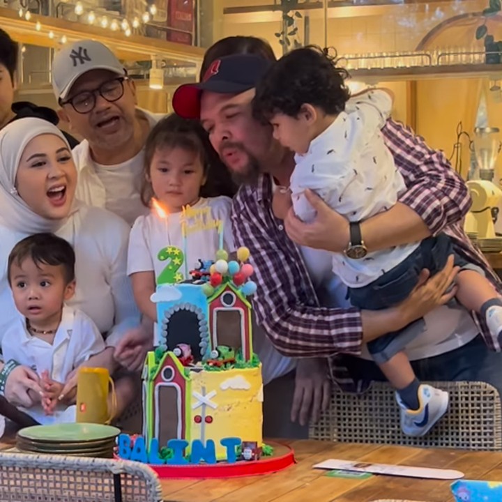 <p>Meski awalnya terlihat takut, Balint pun memberanikan diri untuk meniup lilin di kue ulang tahunnya. Tak sendirian, ia meniup lilin bersama dengan sang Ayah dan sepupunya, Numa. (Foto: Instagram: @monaratuliu)</p>