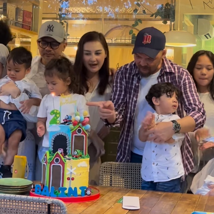 <p>"Happy bday Balintttt! Anak pinter anak gemes. Sehat bahagia selalu," kata seorang netizen seraya menyisipkan emoticon hati. "Happy bday Balint sayang, sehat dan bahagia terus," ungkap netizen lainnya. (Foto: Instagram: @monaratuliu)</p>