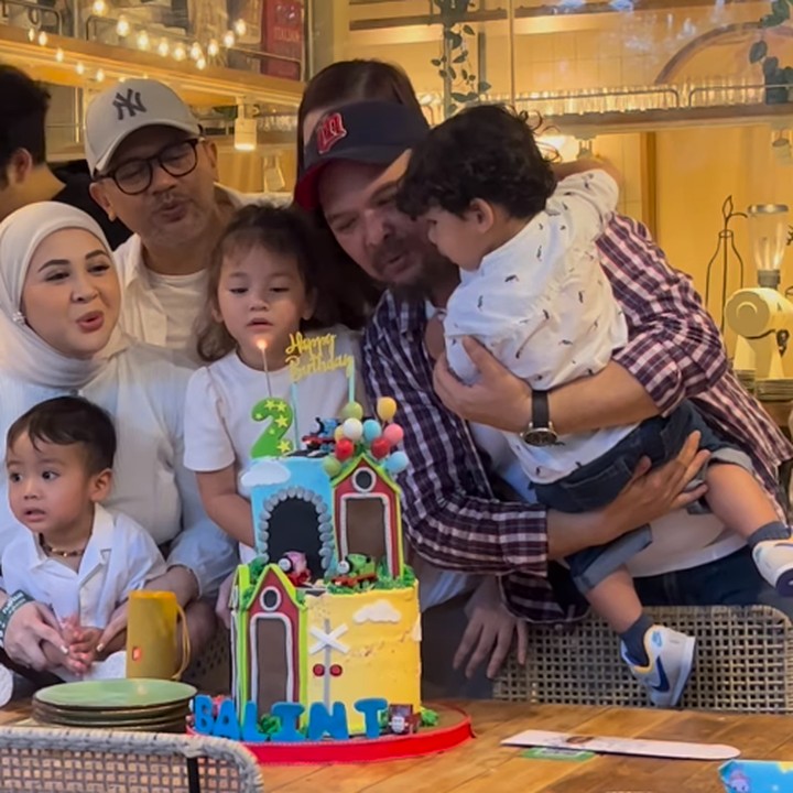 <p>Banyak netizen yang turut mengucapkan selamat kepada Balint, Bunda. Mereka pun berdoa agar Balint tumbuh menjadi anak yang pintar dan selalu diberikan kebahagiaan. (Foto: Instagram: @monaratuliu)</p>