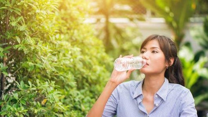 Perempuan Jepang memiliki ritual untuk minum segelas air putih setelah bangun tidur. Kebiasaan ini telah dikaitkan dengan banyak manfaat, mulai dari membersihkan sistem pencernaan, memiliki kulit glowing, hingga membantu meratakan perut buncit.