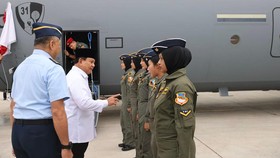 Prabowo Puji 6 Prajurit Perempuan Kru Pesawat Super Hercules C-130-J