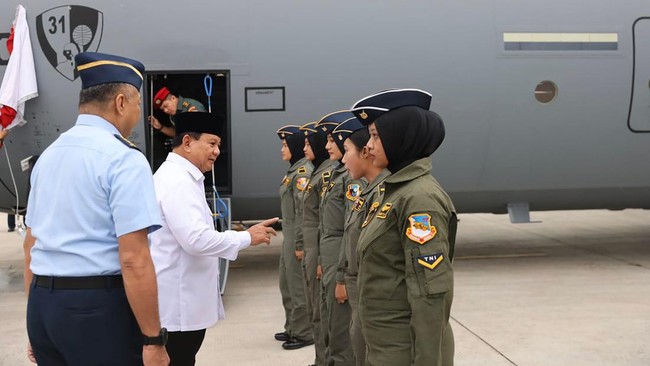 Menhan Prabowo Subianto mengikuti joyflight sekaligus melakukan penyerahan pesawat Super Hercules C-130-J kepada TNI AU di Lanud Halim Perdana Kusuma.