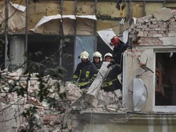 Korban Berjatuhan Buntut Rudal Rusia Serang Apartemen Ukraina