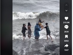 Viral Sesajen Belum Selesai Dilempar ke Laut Sudah Diserbu Orang