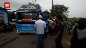 VIDEO: Tak Sabar Jumpa, Penjemput Cegat Rombongan Haji Di Jalan