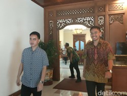 KGPAA Mangkunegoro X Sambangi Gibran Serahkan Undangan Kirab Malam 1 Suro