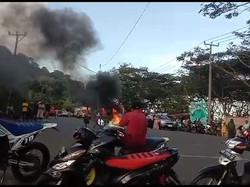 Dana Desa Dikorupsi, Warga di Dompu Bakar Ban-Blokir Jalan Negara