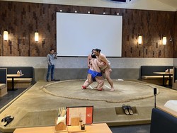 Senangnya Atlet Sumo di Jepang, Bisa Bergulat Lagi di Depan Turis
