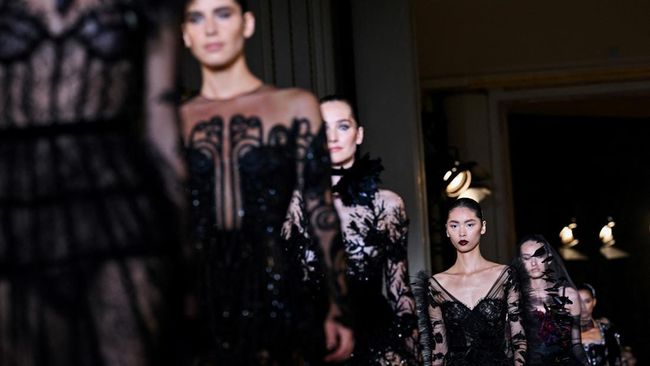 Zuhair Murad, yang terkenal karena penggunaan warna-warna terang dan rona pastel kini berubah dan merangkul warna gelap.