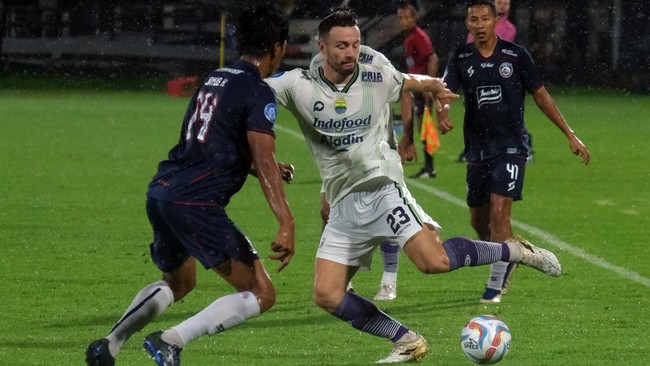 Gelandang Persib Bandung Marc Klok mengajak rekan setimnya untuk bangkit usai ditinggalkan pelatih Luis Milla.