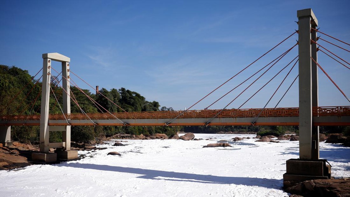 FOTO: Potret Sungai Brasil Tercemar Parah, Berbusa dan Bau Busuk