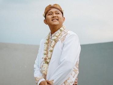 img-title Lirik, Terjemahan, dan Makna Lagu Langgeng Dayaning Rasa (LDR) - Denny Caknan