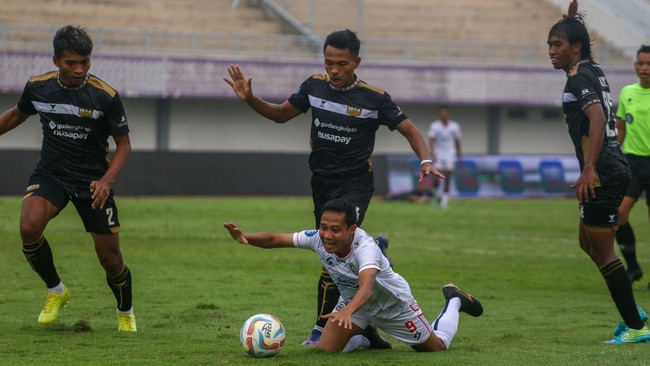 Suasana di Stadion Indomilk Arena, Tangerang, tampak mencekam saat ambulance masuk ke lapangan pertandingan usai Ady Setiawan terkapar disikut Arief Catur.