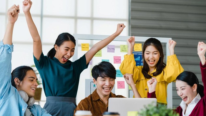 Ikutan Semangat, Ini 4 Zodiak yang Tularkan Positive Vibe di Tempat Kerja