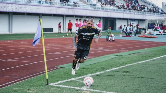Dimitris Kolovos membawa Dewa United menang 2-1 atas PSM Makassar di Liga 1. Pemain Yunani itu pernah 'mengantongi' Casemiro di Liga Champions.