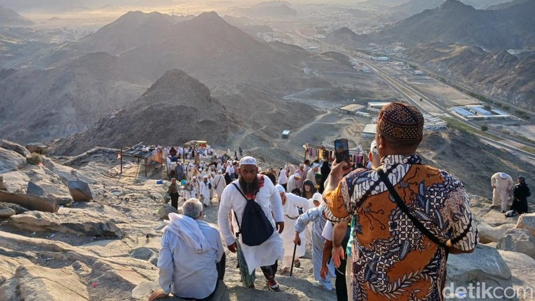 Gua Hira dipadati pengunjung usai puncak haji Gua Hira dipadati pengunjung usai puncak haji