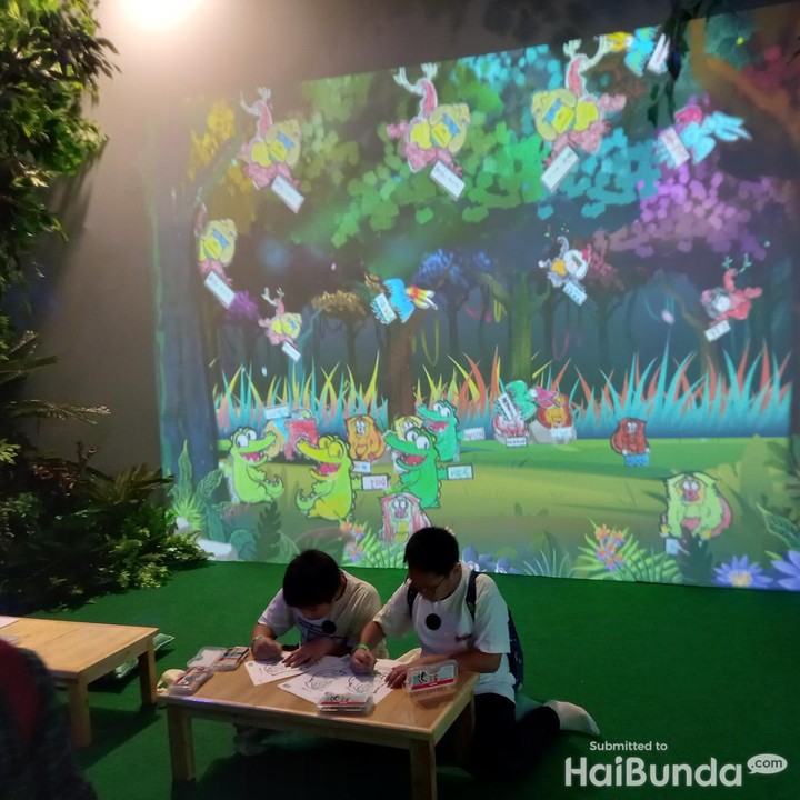 <p>Interactive Area dirancang dengan konsep lebih sederhana, yakni memakai layar LCD. Di tempat ini, Bunda bisa mengajak Si Kecil mempelajari berbagai flora dan fauna dengan aneka kegiatan menarik. (Foto: Annisa Mutiara/HaiBunda)</p>