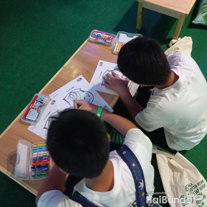 <p>Salah satu aktivitas yang bisa dilakukan di Interactive Area adalah mewarnai aneka ilustrasi satwa dan tumbuhan. Selanjutnya, Hutan Hujan imersifKu juga akan hadir di Mall of Indonesia pada 16 September-19 November 2023 dan Grand Galaxy Park Bekasi pada 28 November 2023-28 Januari 2024. (Foto: Annisa Mutiara/HaiBunda)</p>