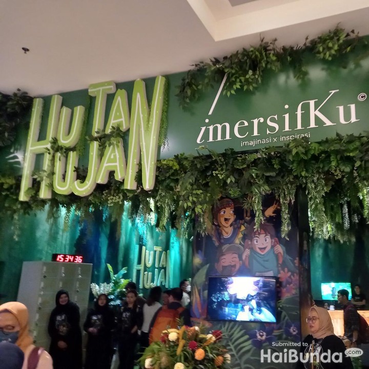 <p>Pengalaman menjelajah hutan tropis kini hadir di tengah kota. Hutan Hujan imersifKu mempersembahkan ruang edutainment bertema tropis yang ditampilkan dengan teknologi canggih. Acara yang digelar pada 7 Juli-10 September 2023 di Hublife Taman Anggrek, Jakarta Barat itu dihadirkan untuk meningkatkan kepedulian terhadap hutan sebagai paru-paru dunia. (Foto: Annisa Mutiara/HaiBunda)</p>
