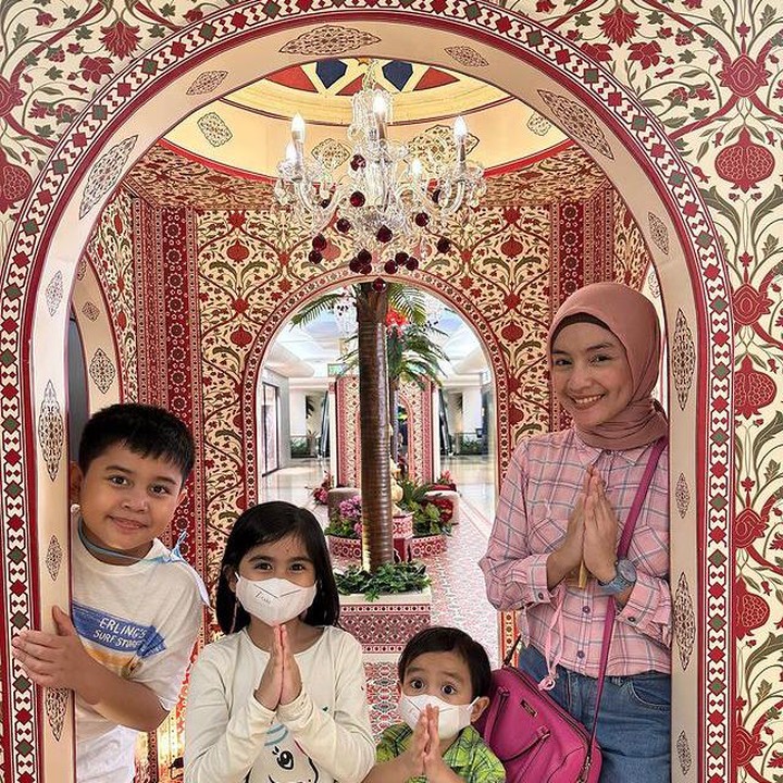 <p>Beberapa waktu lalu, Intan juga mengaku sempat trauma syuting karena hampir tidak memiliki waktu luang untuk anak-anaknya. (Foto: Instagram@intan_nuraini23)</p>