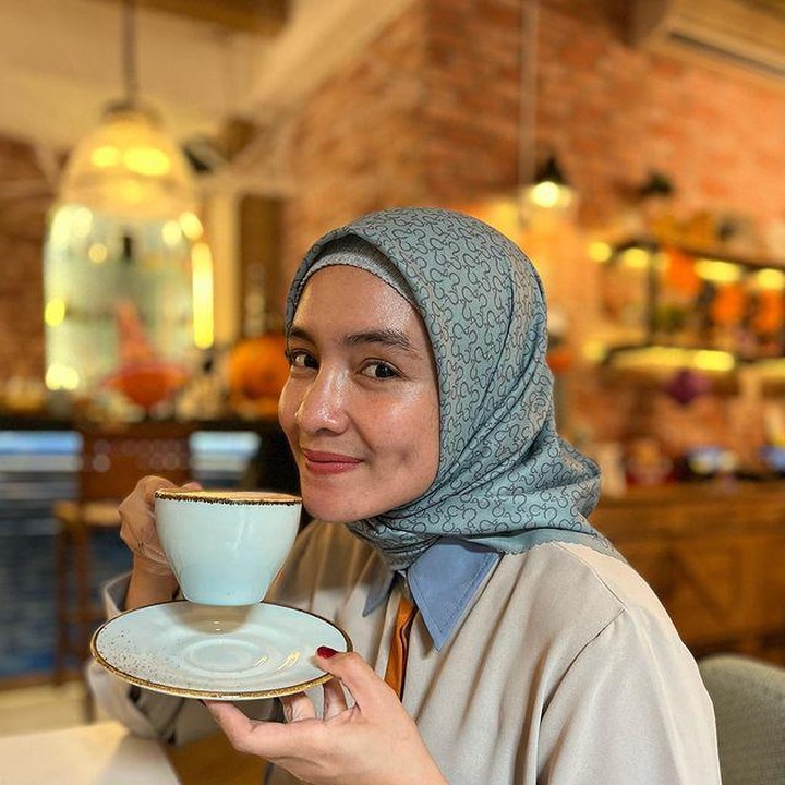 <p>Masih ingat dengan pesinetron cantik, Intan Nuraini? Kini, ia sudah memiliki tiga orang anak, lho, Bunda. Wanita dengan ciri khas lesung pipi ini sempat menghiasi layar kaca di era 2000-an. Kini, ia diketahui lebih sering menghabiskan waktu bersama keluarganya. (Foto: Instagram@intan_nuraini23)</p>