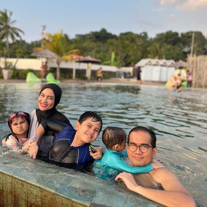 <p>Belum lama ini, Intan juga mengunggah potret liburannya bersama keluarga dengan <em>caption</em> yang menyentuh. "Bukan dimana,tapi bersama siapa.. RUMAH adalah dimanapun bersama kalian," tulis Intan. (Foto: Instagram@intan_nuraini23)</p>