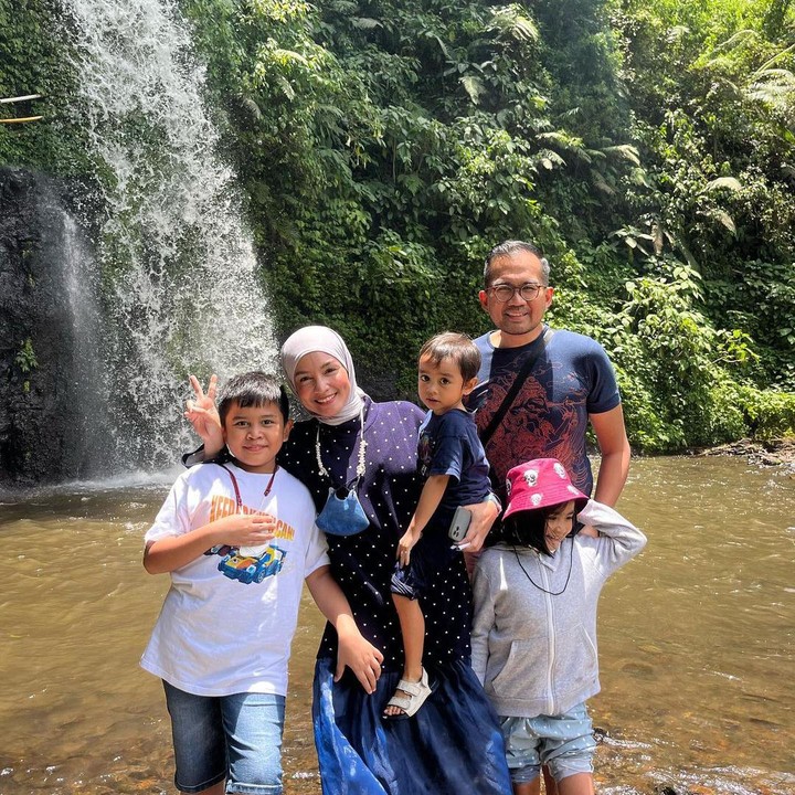 <p>Melalui <em>Instagram</em> pribadinya, Intan tampaknya tak pernah absen mengunggah beberapa momen spesial bersama anak-anak dan suami tercintanya, Bunda. (Foto: Instagram@intan_nuraini23)</p>