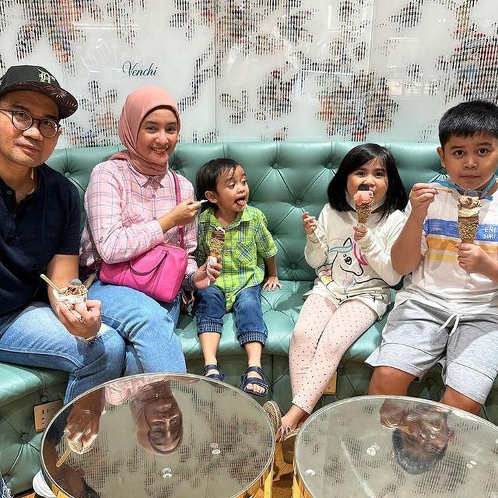 <p>Intan yang dulu dikenal sebagai Ratu Sinetron, kini memilih untuk hengkang dari dunia hiburan dan memutuskan untuk menjalani peran sebagai ibu rumah tangga. (Foto: Instagram@intan_nuraini23)</p>