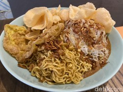 Hidden Gem! Kafe Ini Tawarkan Ketoprak Indomie yang Gurihnya Nagih