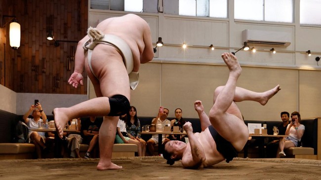 FOTO: Sajian Sumo di Restoran Demi Wisata Tokyo Pulih