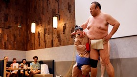 FOTO: Sajian Sumo di Restoran Demi Wisata Tokyo Pulih