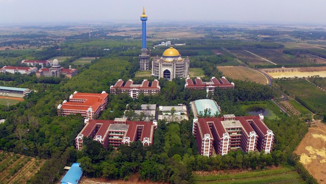 Pondok Pesantren Al Zaytun jadi sorotan usai menggelar peringatan malam satu Sura atau Tahun Baru Islam 1445 Hijriah.